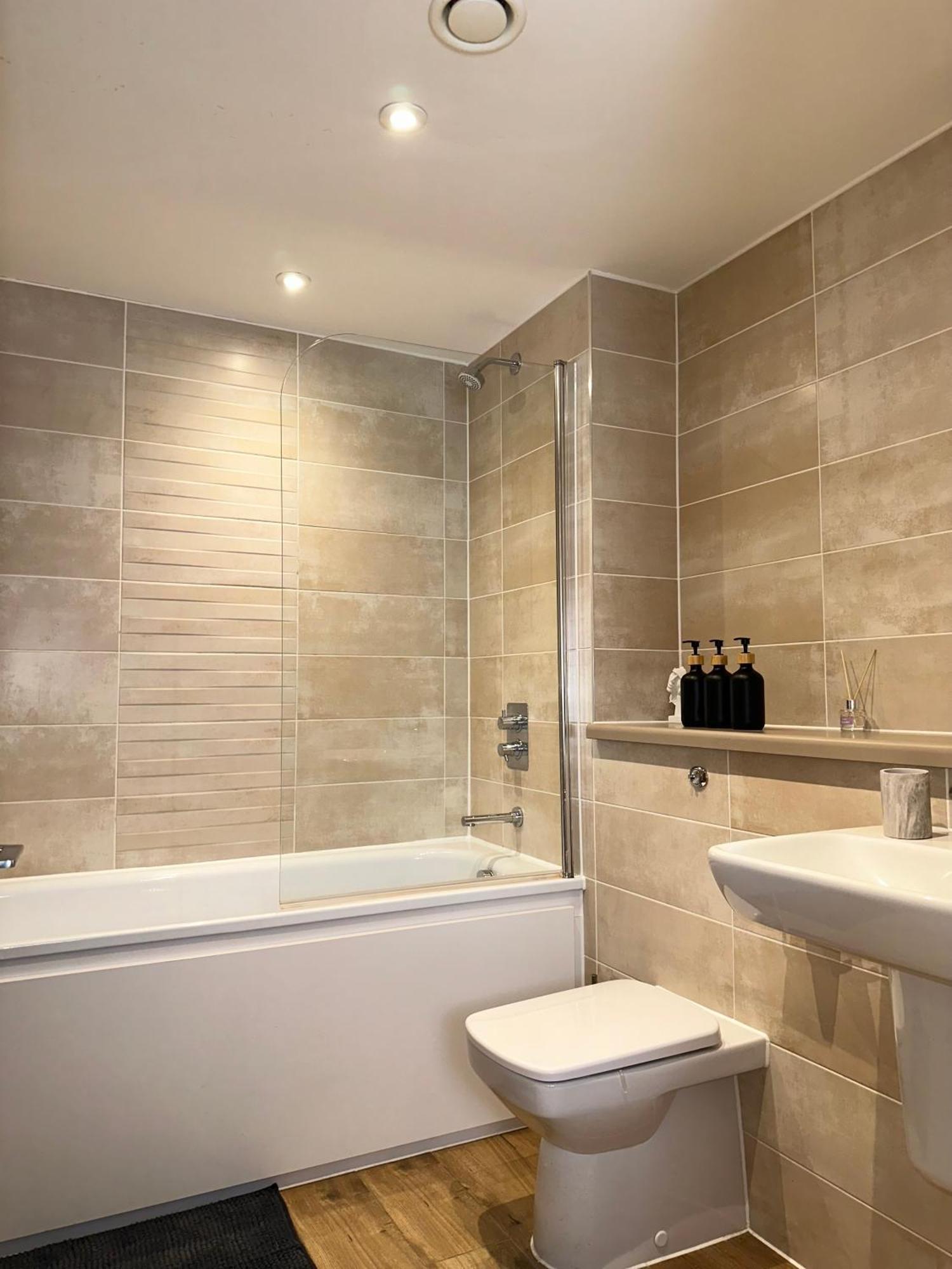 Luxury 2-Bed High-Rise In Manchester With Parking Zewnętrze zdjęcie