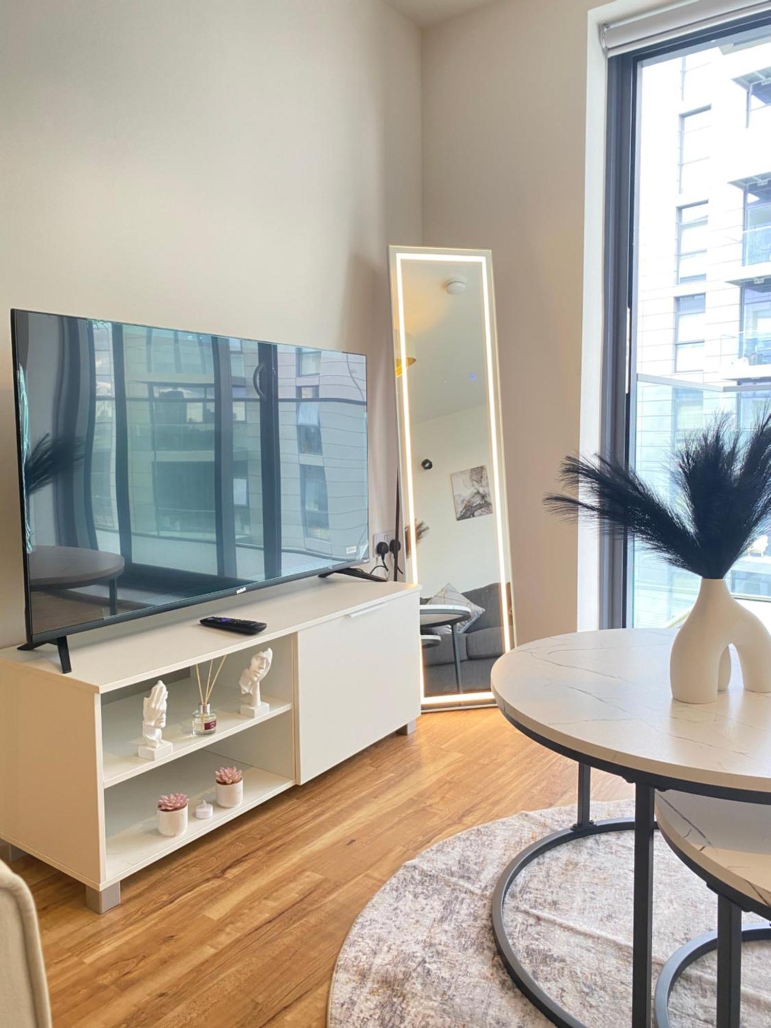 Luxury 2-Bed High-Rise In Manchester With Parking Zewnętrze zdjęcie